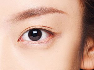 Sau khi thực hiện những bước trang điểm cơ bản, bắt đầu bước trang điểm mắt. Đánh một lớp màu nền gần màu da lên mí mắt trên và mí mắt dưới. Xem thêm: Cận cảnh: Sao Hàn "thăng hạng nhan sắc" nhờ trang điểm và phẫu thuật Sau khi thực hiện những bước trang điểm cơ bản, bắt đầu bước trang điểm mắt. Đánh một lớp màu nền gần màu da lên mí mắt trên và mí mắt dưới. Xem thêm: Cận cảnh: Sao Hàn "thăng hạng nhan sắc" nhờ trang điểm và phẫu thuật