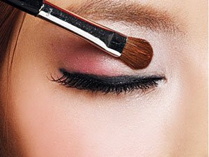 Chú ý đánh nền hồng không quá đậm ở phía hốc mắt. Xem thêm: Cận cảnh: Sao Hàn "thăng hạng nhan sắc" nhờ trang điểm và phẫu thuật Chú ý đánh nền hồng không quá đậm ở phía hốc mắt. Xem thêm: Cận cảnh: Sao Hàn "thăng hạng nhan sắc" nhờ trang điểm và phẫu thuật