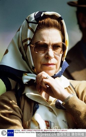 Khăn trắng sọc nâu kết hợp cùng màu trang phục khá hợp.