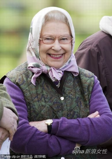 Nụ cười hiền hậu cùng khăn trùm càng làm nổi bật vẻ đẹp của Nữ hoàng.