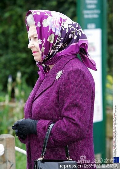 Khăn tím đi cùng áo khoác tím rất đồng bộ.