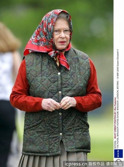 Khăn hoa đỏ sặc sỡ.