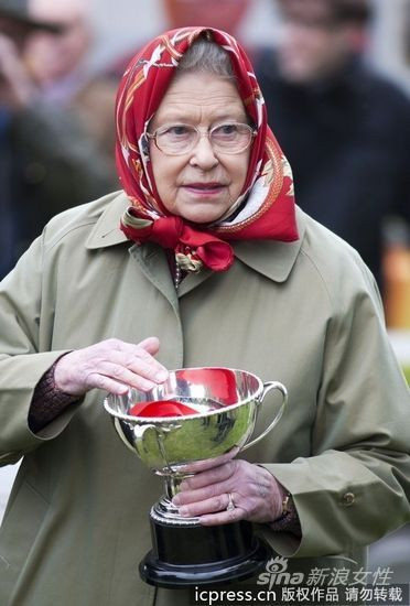 Khăn đỏ đi cùng áo khoác màu nhạt.