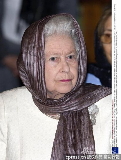 Cao quý với khăn dài vắt ngang vai.