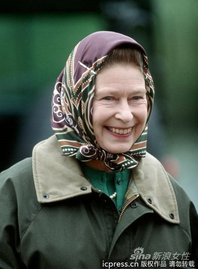 Thay những chiếc mỹ quý phái là những chiếc khăn cao cấp nhưng rất giản dị.