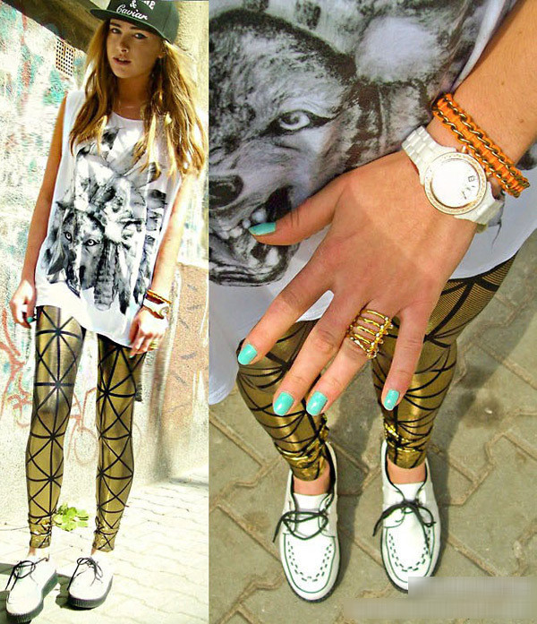 Quần da bó sát và áo phông rộng hợp cho cô nàng cá tính.