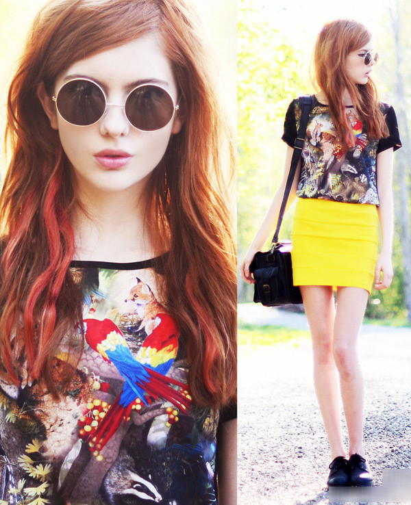 Xinh xắn cuốn hút cùng váy ngắn vàng và áo phông.