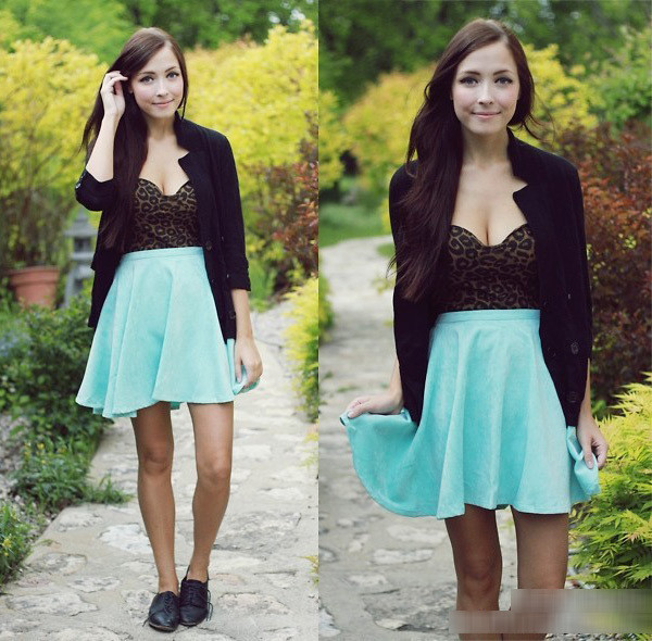 Xinh đẹp nhưng không thiếu phần gợi cảm với váy xanh và áo họa tiết da báo.