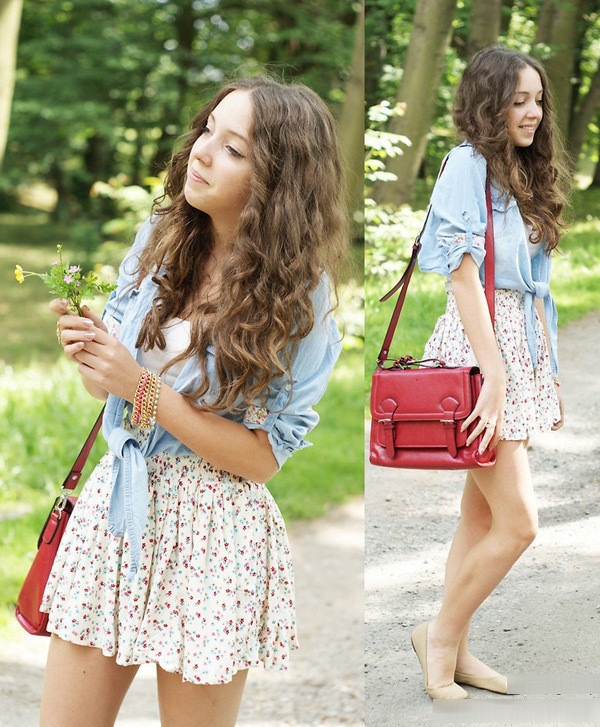 Váy hoa ngắn cùng áo khoác lửng phong cách.