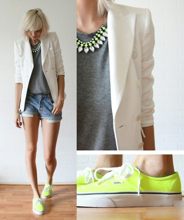 Phong cách trẻ trung với quần soóc sơ vin cùng áo phông và áo khoác ngoài.