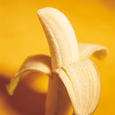 Chuối rất hiệu quả để giảm cân, bởi vì lượng calo thấp và giàu hàm lượng chất xơ. Chuối rất ngọt, vì vậy mọi người hay nhầm lẫn nghĩ rằng nhiệt lượng của chuối khá cao. Một trái chuối (trọng lượng tinh khoảng 100 gram), năng lượng chỉ khoảng 87 calo, chưa bằng ½ lượng calo trong một chén cơm trắng. Chuối chứa gần như tất cả các vitamin và khoáng chất, nhiều chất xơ và nhiệt lượng rất thấp. Do đó, chuối là thức ăn tốt nhất để giảm cân. Chuối rất hiệu quả để giảm cân, bởi vì lượng calo thấp và giàu hàm lượng chất xơ. Chuối rất ngọt, vì vậy mọi người hay nhầm lẫn nghĩ rằng nhiệt lượng của chuối khá cao. Một trái chuối (trọng lượng tinh khoảng 100 gram), năng lượng chỉ khoảng 87 calo, chưa bằng ½ lượng calo trong một chén cơm trắng. Chuối chứa gần như tất cả các vitamin và khoáng chất, nhiều chất xơ và nhiệt lượng rất thấp. Do đó, chuối là thức ăn tốt nhất để giảm cân.