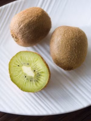 Kiwi có lượng chất xơ khá nhiều, giúp quá tình tiêu hóa, hấp thụ và loại bỏ những chất dư thừa trong cơ thể. Thành phần undetached trong kiwi có thể đẩy nhanh tốc độ tiêu hóa, tăng tỉ lệ trao đổi chất, giúp giảm cân nhanh chóng. Kiwi chứa carotenoids có lợi cho sức khỏe, các hợp chất phenolic và chất chống oxy hóa, bao gồm cả vitamin C, vitamin E và giàu chất chống oxy hóa giúp ức chế các cholesterol quá trình oxy hóa. Kiwi có lượng chất xơ khá nhiều, giúp quá tình tiêu hóa, hấp thụ và loại bỏ những chất dư thừa trong cơ thể. Thành phần undetached trong kiwi có thể đẩy nhanh tốc độ tiêu hóa, tăng tỉ lệ trao đổi chất, giúp giảm cân nhanh chóng. Kiwi chứa carotenoids có lợi cho sức khỏe, các hợp chất phenolic và chất chống oxy hóa, bao gồm cả vitamin C, vitamin E và giàu chất chống oxy hóa giúp ức chế các cholesterol quá trình oxy hóa.