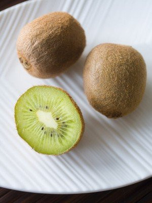 Kiwi có lượng chất xơ khá nhiều, giúp quá tình tiêu hóa, hấp thụ và loại bỏ những chất dư thừa trong cơ thể. Thành phần undetached trong kiwi có thể đẩy nhanh tốc độ tiêu hóa, tăng tỉ lệ trao đổi chất, giúp giảm cân nhanh chóng. Kiwi chứa carotenoids có lợi cho sức khỏe, các hợp chất phenolic và chất chống oxy hóa, bao gồm cả vitamin C, vitamin E và giàu chất chống oxy hóa giúp ức chế các cholesterol quá trình oxy hóa. Kiwi có lượng chất xơ khá nhiều, giúp quá tình tiêu hóa, hấp thụ và loại bỏ những chất dư thừa trong cơ thể. Thành phần undetached trong kiwi có thể đẩy nhanh tốc độ tiêu hóa, tăng tỉ lệ trao đổi chất, giúp giảm cân nhanh chóng. Kiwi chứa carotenoids có lợi cho sức khỏe, các hợp chất phenolic và chất chống oxy hóa, bao gồm cả vitamin C, vitamin E và giàu chất chống oxy hóa giúp ức chế các cholesterol quá trình oxy hóa.