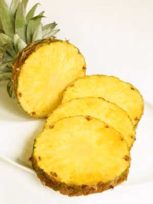 Dứa có tác dụng tiêu hóa vì nó rất giàu bromelain, còn được gọi là các enzym dứa, tương tự như vai trò của các enzym papain có thể phá vỡ các protein hòa tan các chất béo, giúp tiêu hóa protein, và làm giảm lượng mỡ mà cơ thể hấp thụ. Trong dứa có protease và chất xơ có thể giúp loại bỏ các chất béo dư thừa trong ruột và các chất có hại khác vừa tốt cho tiêu hóa, vừa tốt cho việc giảm cân. Dứa có tác dụng tiêu hóa vì nó rất giàu bromelain, còn được gọi là các enzym dứa, tương tự như vai trò của các enzym papain có thể phá vỡ các protein hòa tan các chất béo, giúp tiêu hóa protein, và làm giảm lượng mỡ mà cơ thể hấp thụ. Trong dứa có protease và chất xơ có thể giúp loại bỏ các chất béo dư thừa trong ruột và các chất có hại khác vừa tốt cho tiêu hóa, vừa tốt cho việc giảm cân.