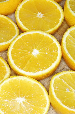 Chanh có chứa axit hữu cơ như axit citric, axit malic và hesperidin, naringin, và các vitamin C, vitamin B1, vitamin B2, niacin, carbohydrate, canxi, phốt pho, sắt và các nhiều chất dinh dưỡng có thể thúc đẩy việc tiết ra enzyme phân hủy protein trong dạ dày, tăng hiệu quả tiêu hóa và giảm lượng thừa trong cơ thể. Nước chanh có tác dụng diệt khuẩn mạnh và hạn chế các cơn co thắt tử cung, và có thể làm giảm lipid trong máu, và giảm béo. Chanh cũng có tác dụng làm đẹp, ngăn chặn và loại bỏ sắc tố làm đen da, giúp làn da mịn màng và mềm mại hơn. Chanh có tác dụng rất tốt trong trợ giúp lưu thông máu, thúc đẩy quá trình trao đổi chất, giúp cho việc giảm cân đạt hiệu quả cao. Đặc biệt vitamin C, có thể làm giảm cholesterol. Chanh có chứa axit hữu cơ như axit citric, axit malic và hesperidin, naringin, và các vitamin C, vitamin B1, vitamin B2, niacin, carbohydrate, canxi, phốt pho, sắt và các nhiều chất dinh dưỡng có thể thúc đẩy việc tiết ra enzyme phân hủy protein trong dạ dày, tăng hiệu quả tiêu hóa và giảm lượng thừa trong cơ thể. Nước chanh có tác dụng diệt khuẩn mạnh và hạn chế các cơn co thắt tử cung, và có thể làm giảm lipid trong máu, và giảm béo. Chanh cũng có tác dụng làm đẹp, ngăn chặn và loại bỏ sắc tố làm đen da, giúp làn da mịn màng và mềm mại hơn. Chanh có tác dụng rất tốt trong trợ giúp lưu thông máu, thúc đẩy quá trình trao đổi chất, giúp cho việc giảm cân đạt hiệu quả cao. Đặc biệt vitamin C, có thể làm giảm cholesterol.