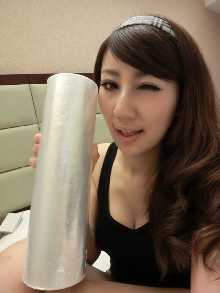 Sau đó dùng bao bọc tươi thường dùng để bọc hoa quả hay thức ăn. Xem thêm: Bí quyết "eo thon thả, dáng ngọc ngà" của 10 đại mỹ nhân Trung Hoa