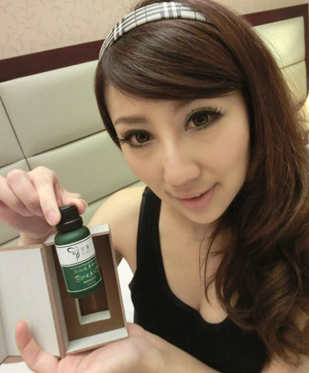 Trước tiên chuẩn bị tinh dầu giúp massage giảm béo. Xem thêm: Bí quyết "eo thon thả, dáng ngọc ngà" của 10 đại mỹ nhân Trung Hoa