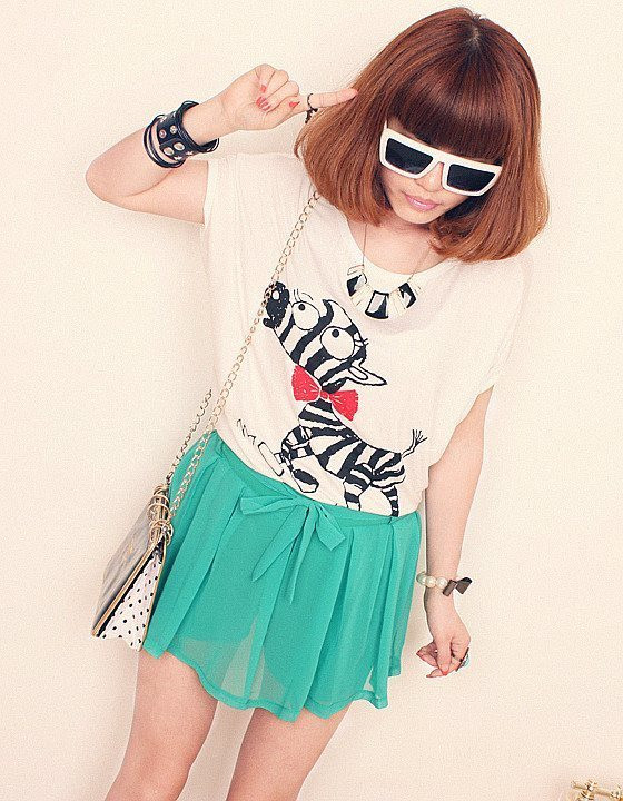 Với áo phông trẻ trung và váy ngắn nữ tính vẻ đẹp hiện đại của bạn gái càng được bộc lộ rõ hơn. Xem thêm: Lộng lẫy và lãng mạn như váy cưới mùa hạ