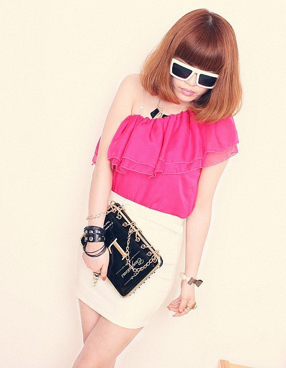 Áo lệch vai gợi cảm cùng tông màu trắng hồng càng thời trang. Xem thêm: Lộng lẫy và lãng mạn như váy cưới mùa hạ