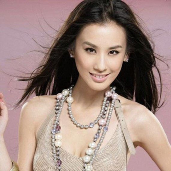 Huỳnh Thánh Y, một biểu tượng cho vẻ đẹp hiện đại. Huỳnh Thánh Y, một biểu tượng cho vẻ đẹp hiện đại.