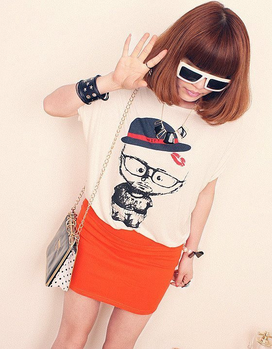 Áo phông và váy ngắn bó sát vừa lịch sự nhưng cũng trẻ trung. Xem thêm: Lộng lẫy và lãng mạn như váy cưới mùa hạ