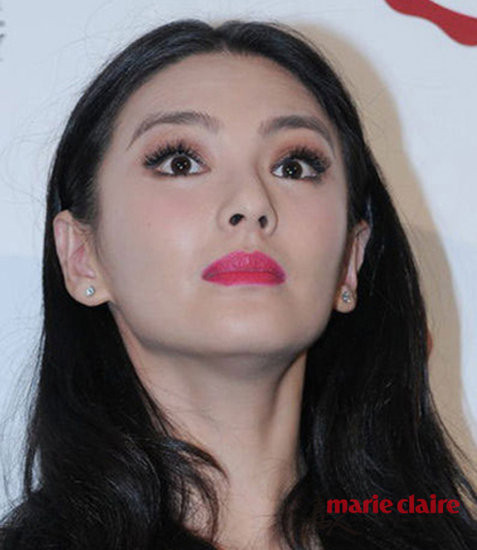 Trương Vũ Khởi trừng mắt cùng môi đỏ đối lập khiến gương mặt cô rất dọa người. Xem thêm: Cận cảnh: Sao Hàn "thăng hạng nhan sắc" nhờ trang điểm và phẫu thuật Trương Vũ Khởi trừng mắt cùng môi đỏ đối lập khiến gương mặt cô rất dọa người. Xem thêm: Cận cảnh: Sao Hàn "thăng hạng nhan sắc" nhờ trang điểm và phẫu thuật