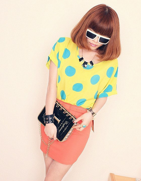 Áo chấm bi vàng kết hợp rất hài hòa cùng váy ngắn màu gạch. Xem thêm: Lộng lẫy và lãng mạn như váy cưới mùa hạ