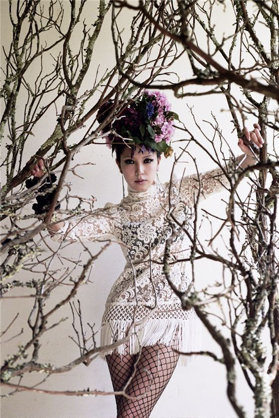 Nữ ca sĩ BOA: Giảm béo bằng múa ba lê. Ai cũng biết BOA sở hữu một vòng hai rất thon thả chỉ gần 57 cm. Ngoài phương pháp ăn uống khoa học phương pháp hiệu quả nhất mà BOA sử dụng đó chính là múa ba lê, lúc tập múa không chỉ giảm được năng lượng mà còn giúp cơ thể dẻo dai hơn.