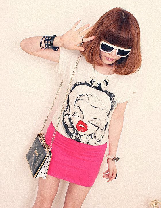 Hiện đại với áo phông và điệu đà với váy ngắn. Xem thêm: Lộng lẫy và lãng mạn như váy cưới mùa hạ