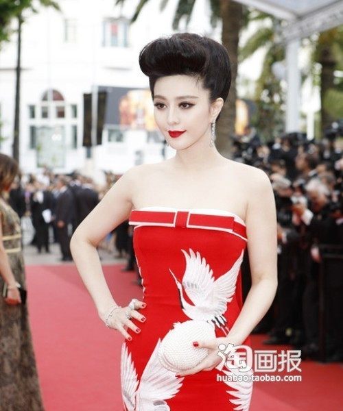 Dạo bước trên thảm đỏ với đồng bộ váy đỏ - môi đỏ - móng tay đỏ giúp người đẹp nổi bật làn da trắng ngần. Xem thêm: Móng tay xinh yêu "hớp hồn" bạn gái Dạo bước trên thảm đỏ với đồng bộ váy đỏ - môi đỏ - móng tay đỏ giúp người đẹp nổi bật làn da trắng ngần. Xem thêm: Móng tay xinh yêu "hớp hồn" bạn gái