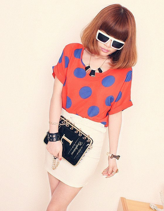 Đẹp hơn với chấm bi xanh đỏ cùng váy trắng. Xem thêm: Lộng lẫy và lãng mạn như váy cưới mùa hạ