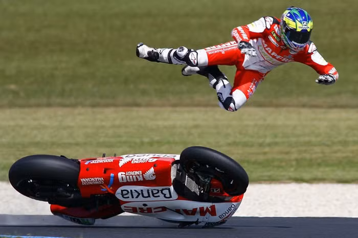 Damien Cudlin của đội đua Ducati bị ngã trong cuộc đua Australia Grand Prix