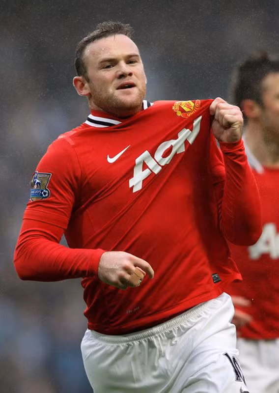 Quỹ đạo đi bóng khiến pha đội đầu của Rooney là hết sức đẹp mắt