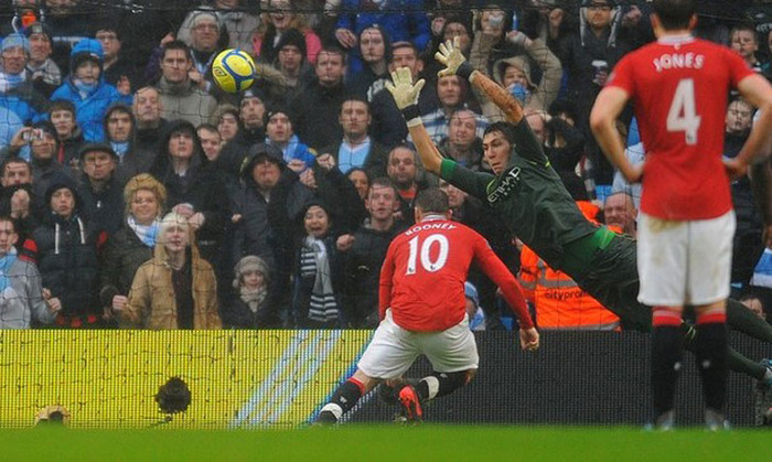 Pantilimon đấm được cú sút phạt đền của Rooney, nhưng “gã Shrek” đã kịp đánh đầu bồi nâng tỷ số lên 3-0 Pantilimon đấm được cú sút phạt đền của Rooney, nhưng “gã Shrek” đã kịp đánh đầu bồi nâng tỷ số lên 3-0