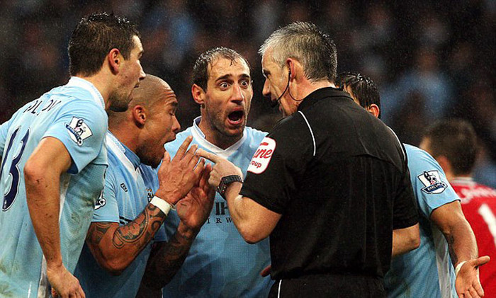 Cơn khát bàn thắng thể hiện trên đôi mắt trợn ngược của Zabaleta khi đòi phạt đền Cơn khát bàn thắng thể hiện trên đôi mắt trợn ngược của Zabaleta khi đòi phạt đền