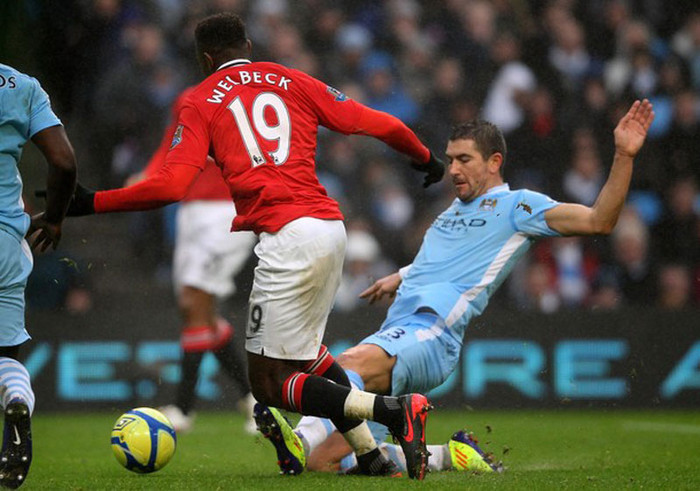 9 phút sau, trận đấu gần như sụp đổ với Man City khi Kolarov phạm lỗi với Welbeck trong vòng cấm 9 phút sau, trận đấu gần như sụp đổ với Man City khi Kolarov phạm lỗi với Welbeck trong vòng cấm