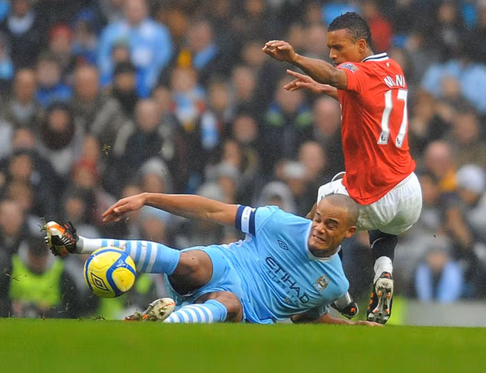 Nhưng nhìn lại pha xoạc bóng, Kompany hầu như không có tác động gì với Nani, dù pha vào bóng là bằng cả hai chân