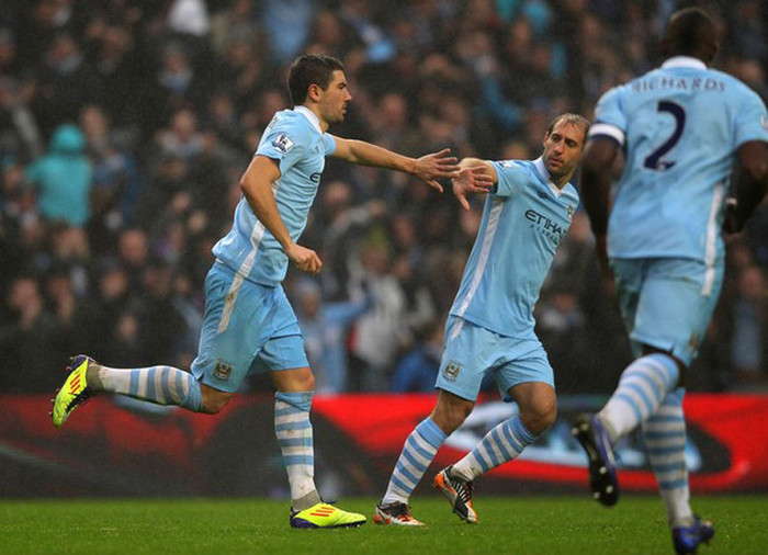 Kolarov chuộc lỗi với pha đá phạt thành bàn, mang lại chút hy vọng cho Man xanh ở phút 48 Kolarov chuộc lỗi với pha đá phạt thành bàn, mang lại chút hy vọng cho Man xanh ở phút 48