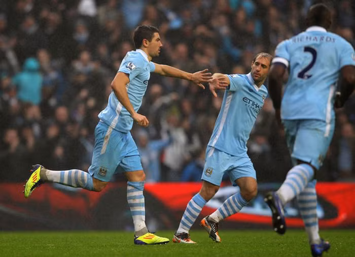 Kolarov chuộc lỗi với pha đá phạt thành bàn, mang lại chút hy vọng cho Man xanh ở phút 48