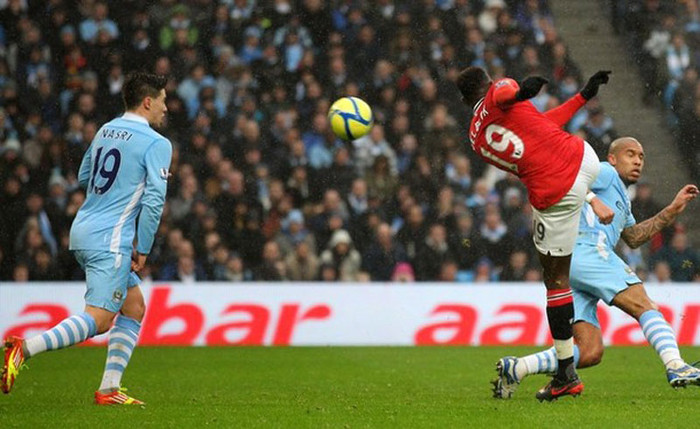 Phút 30, Evra có một quả tạt có điểm rơi ở giữa khu cấm địa Man City, và Danny Welbeck chuyển hóa nó thành một cú vô-lê đẳng cấp. Thủ thành Pantilimon bó tay trước độ khó của cú sút Phút 30, Evra có một quả tạt có điểm rơi ở giữa khu cấm địa Man City, và Danny Welbeck chuyển hóa nó thành một cú vô-lê đẳng cấp. Thủ thành Pantilimon bó tay trước độ khó của cú sút