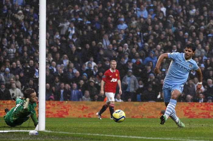 Nhưng trớ trêu thay khi 5 phút sau, Aguero rút ngắn cách biệt xuống chỉ còn 1 bàn. Chính Scholes là người đã xử lý hỏng, tạo điều kiện cho El Kun lập công Nhưng trớ trêu thay khi 5 phút sau, Aguero rút ngắn cách biệt xuống chỉ còn 1 bàn. Chính Scholes là người đã xử lý hỏng, tạo điều kiện cho El Kun lập công