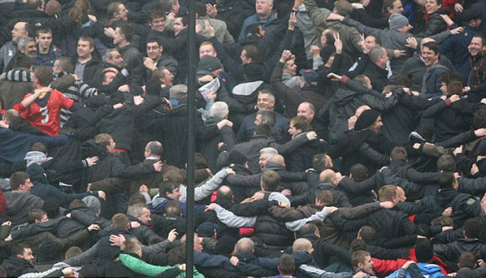 Chỉ có điều, fan MU lại không đủ sự tôn trọng cần thiết khi ăn mừng theo kiểu Poznan Chỉ có điều, fan MU lại không đủ sự tôn trọng cần thiết khi ăn mừng theo kiểu Poznan