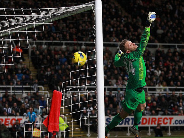 Lindagaard rướn người trong tuyệt vọng Lindagaard rướn người trong tuyệt vọng