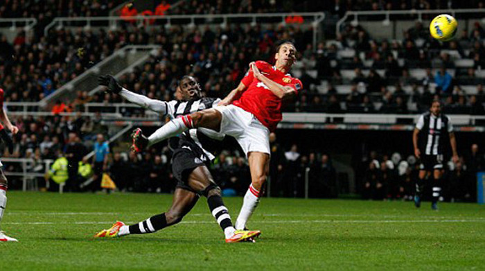 Phút 33, Demba Ba có một cú vô-lê cực đẹp mở tỷ số cho đội chủ nhà Phút 33, Demba Ba có một cú vô-lê cực đẹp mở tỷ số cho đội chủ nhà