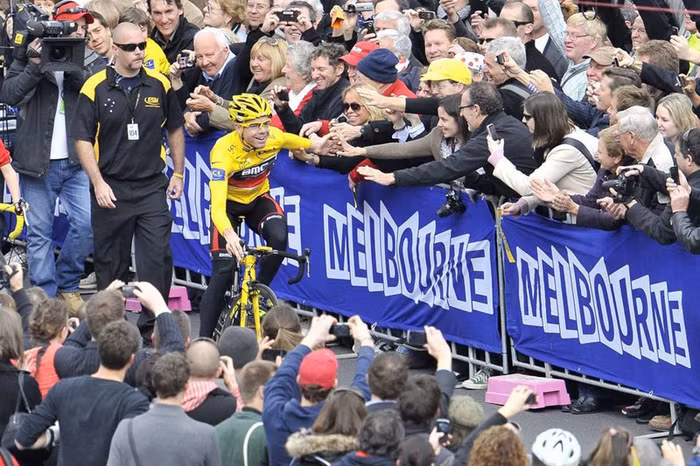 Cua-rơ Cadel Evans (Australia) đón nhận sự chúc mừng của người hâm mộ khi trở lại quê nhà Melbourne