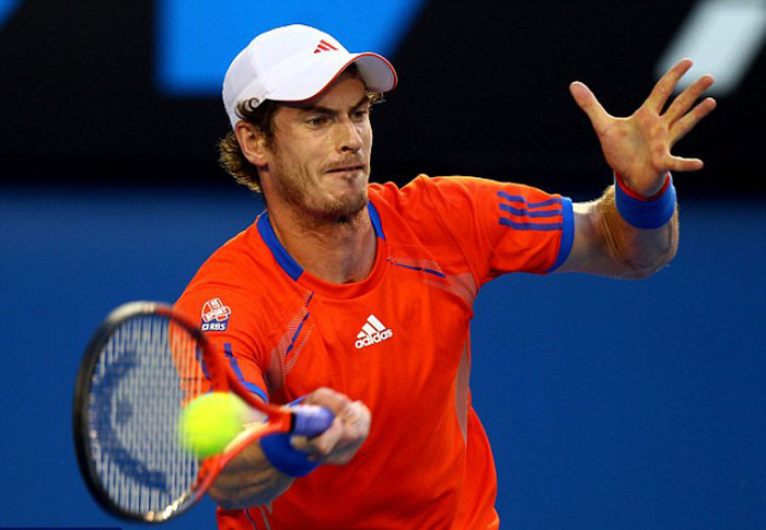 Sau 1 năm, Murray đã thay đổi lối đánh. Anh đã đứng gần đường baseline nhiều hơn, và những cú đánh thường xuyên đi tới cuối sân để buộc đối phương phải quay chân ra đằng sau khi đánh trả