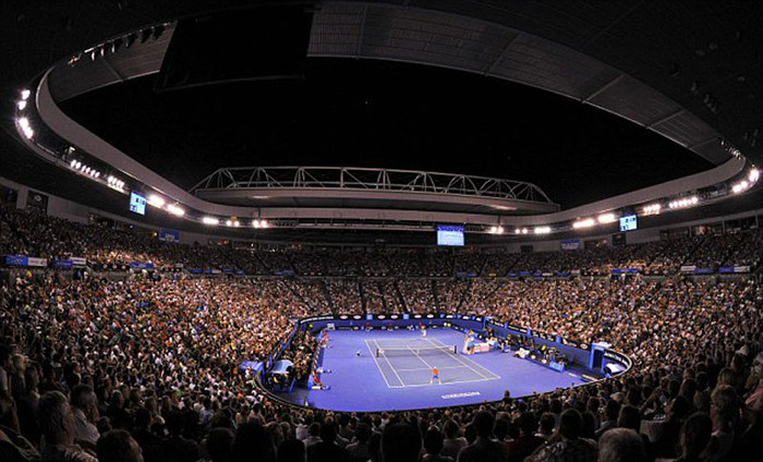 Khán giả tại Rod Laver Arena vẫn chưa muốn ra về khi trước mắt họ là set đấu quyết định.