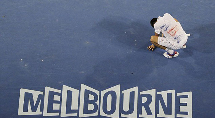 Nhưng Murray chưa chịu thất bại khi thắng liền 3 ván để thu hẹp khoảng cách xuống 4-5. Anh khiến các CĐV lo sợ sau một cú thuận tay không qua lưới ở ván 10, nhưng những cú giao bóng ăn điểm trực tiếp giúp Murray cân bằng 5-5, khiến Djokovic tiếc nuối. Một trận đấu cực kỳ căng thẳng và gay cấn.