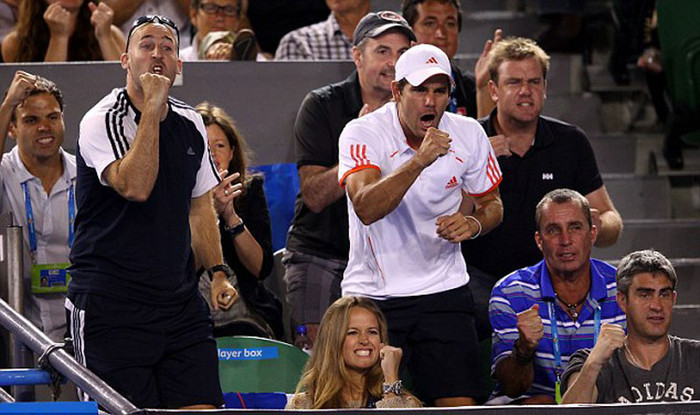 Trên khán đài, cô bạn gái Kim Sears và những chiến hữu thân cận của Murray ra sức cổ vũ