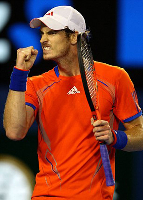 Set 2, Murray giành lại thế cân bằng bất chấp Djokovic có lợi thế ban đầu với 2 break point. Tay vợt này có một cú ace cùng 1 điểm nhờ cú thuận tay không chính xác của Djokovic. 6-3 cho Murray và tỷ số cân bằng 1-1